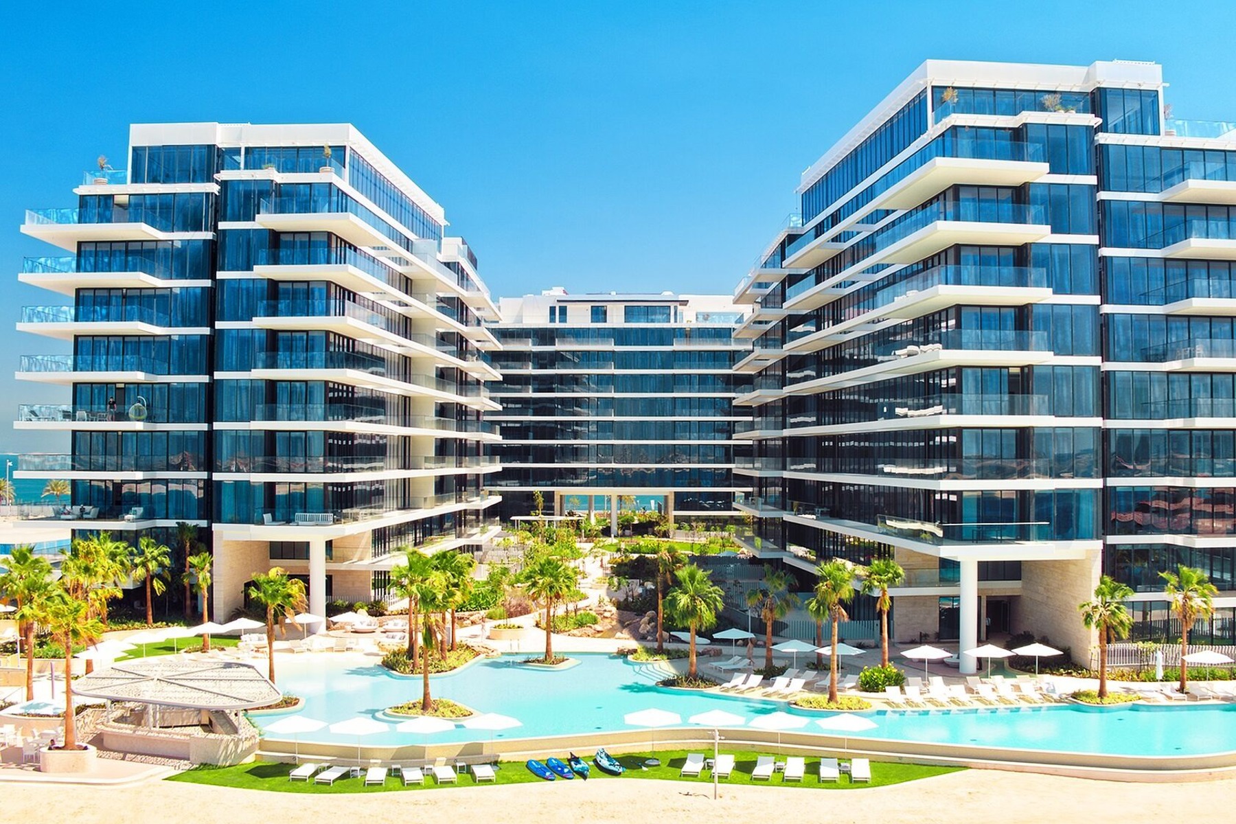 Outdoor sunbeds, loungers, umbrellas and daybeds at Serenia Residences Palm | Nakkash